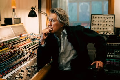 Bryan Ferry fotografiado en el estudio de su casa de Londres.