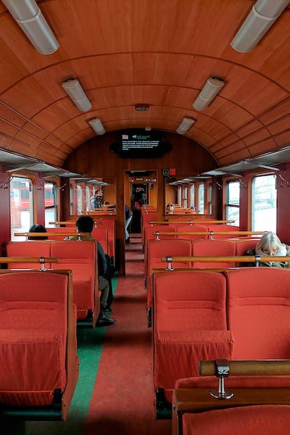 Tren en Noruega

Anderson bien podría haber grabado su último corto de navidad  para H&M en uno de estos. Se trata del interior de uno de los ferrocarriles de Flåm Railway, un tren turístico que va desde la estación montañosa de Myrdal hasta Aurlandsfjord, uno de los fiordos noruegos más bellos.