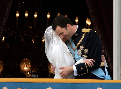 El entonces príncipe Felipe y la princesa Letizia saludan desde el balcón del Palacio Real de Madrid tras su enlace, el 22 de mayo de 2004.
