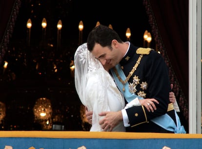 El entonces príncipe Felipe y la princesa Letizia saludan desde el balcón del Palacio Real de Madrid tras su enlace, el 22 de mayo de 2004. 