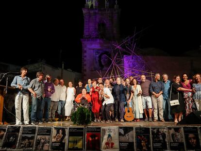 Foto de familia del acto de homenaje a Almudena Grandes, en Rota, Cádiz.