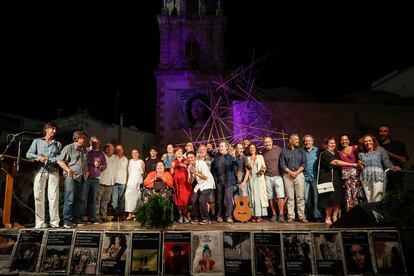 Foto de familia del acto de homenaje a Almudena Grandes, en Rota, Cádiz.