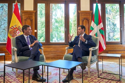 El presidente del Gobierno, Pedro Sánchez (izquierda) y el lehendakari, Imanol Pradales, durante el encuentro que han mantenido este viernes en el Palacio de Ajuria Enea, en Vitoria.