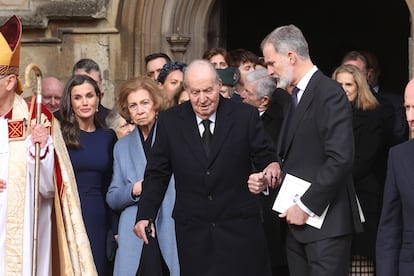 Los reyes Felipe Vi y Letizia, acompañados de los reyes eméritos, Juan Carlos y Sofía, este martes en Windsor.