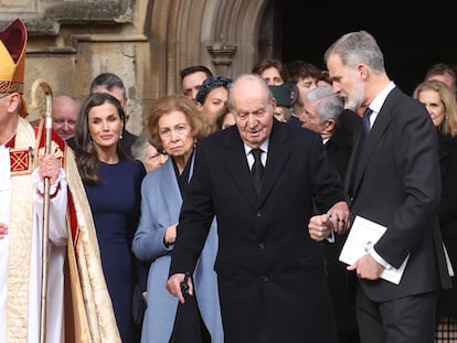 WINDSOR, 27/02/2024.- El rey Felipe VI se ha reencontrado este martes, dos meses después, con su padre, Juan Carlos I (c), con quien ha protagonizado un gesto cariñoso ante los invitados al darle su brazo para ayudarle a entrar en el coche a la salida de un servicio religioso en Windsor por el difunto Constantino de Grecia, acompañados por doña Letizia (2i), y la reina Sofía (3i). EFE/Casa de S.M el Rey - SOLO USO EDITORIAL/ SOLO USO PERMITIDO PARA ILUSTRAR LA NOTICIA QUE ACOMPAÑA/ (CRÉDITO OBLIGATORIO)
