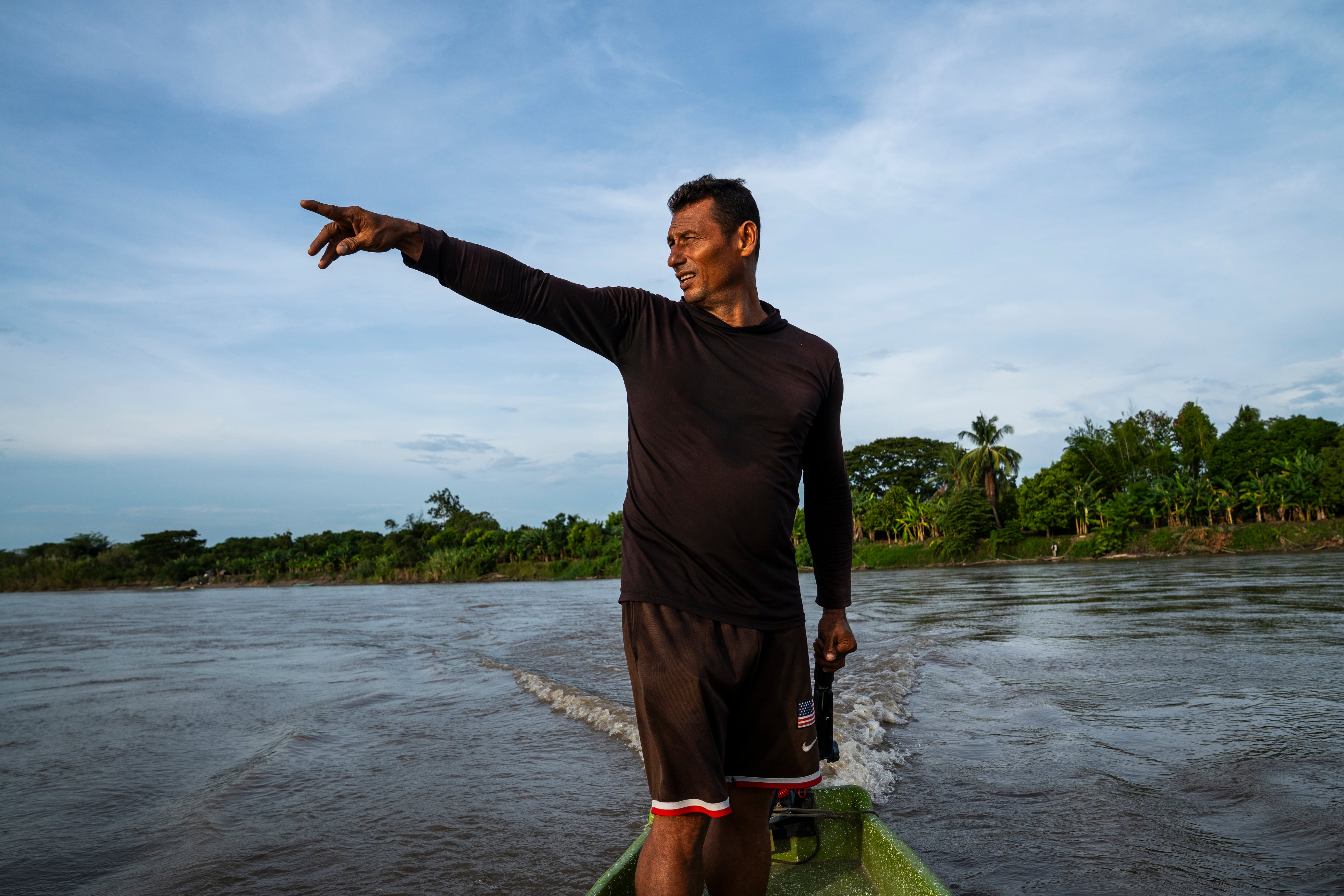 Giovanny Contreras navega en el rio Magdalena, el 3 de septiembre.