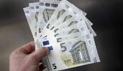 Billetes de cinco euros.