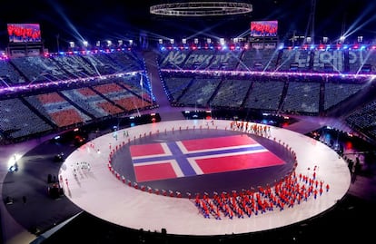 A delegação norueguesa durante sua entrada na cerimônia de abertura dos Jogos Olímpicos de Inverno de PyeongChang 2018.