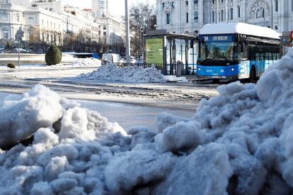 Las heladas persistirán hasta el sábado o domingo en el interior, pero ya dentro de los parámetros normales. En la imagen, vista de la nieve en la plaza de Cibeles de Madrid, este martes.