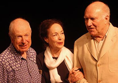 De izquierda a derecha, Peter Brook, Natasha Parry y Michel Piccoli, el lunes en Valencia.