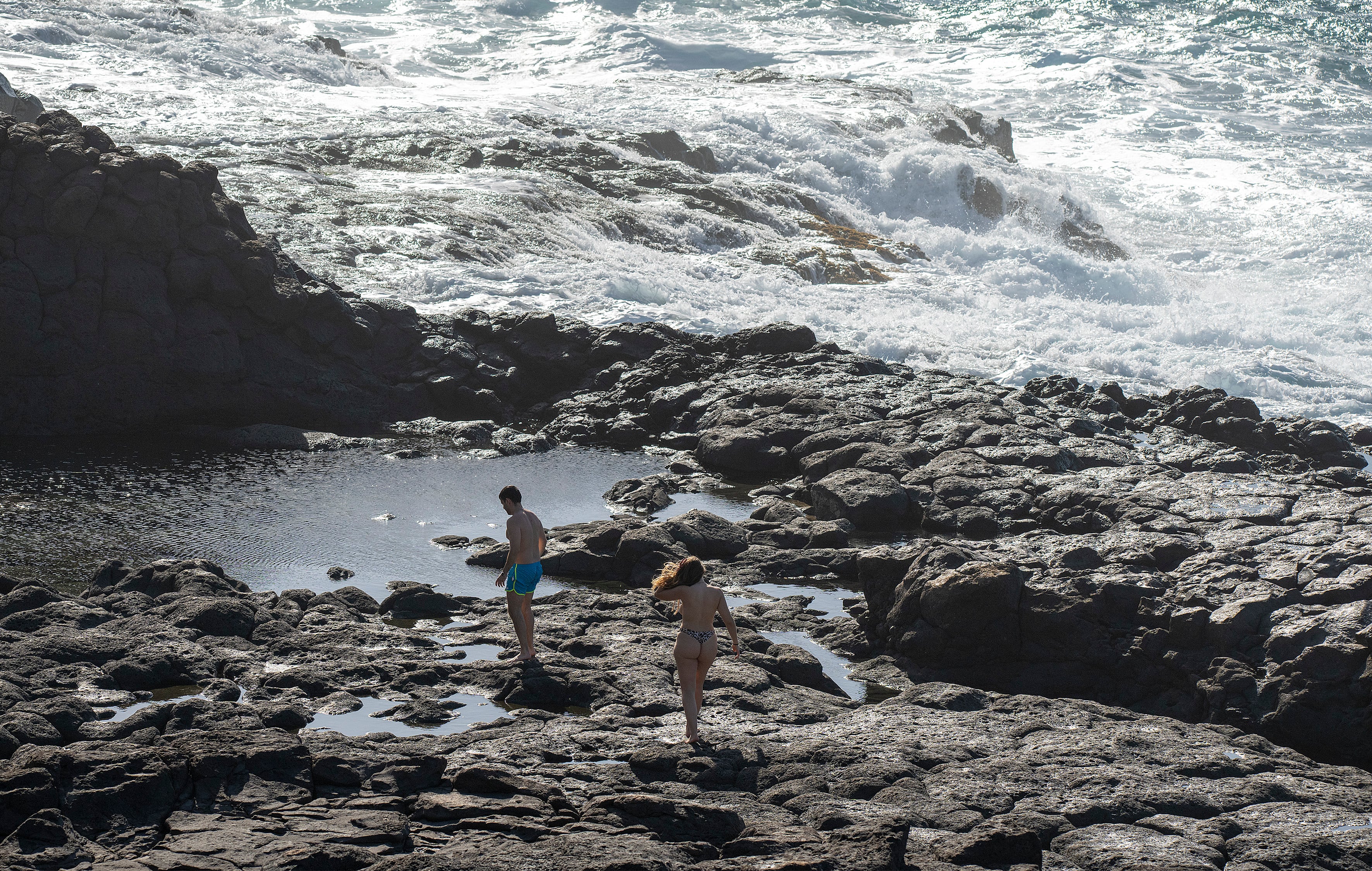 Otros cuatro turistas heridos arrastrados por el mar en Lanzarote cuando se bañaban en una charca