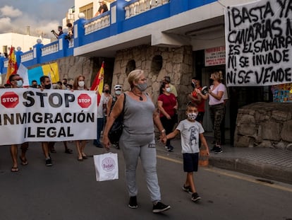 Varias personas participan en una manifestación contra los inmigrantes, en Arguineguín, localidad de Gran Canaria, en noviembre de 2021.