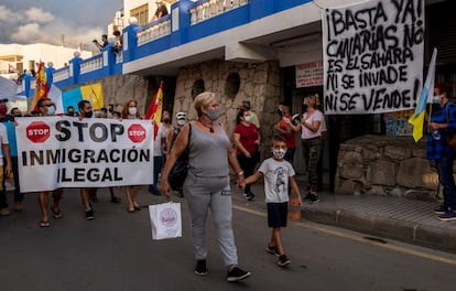 Las banderas de España llenaron las manifestaciones en Arguineguín. Vox abrazó rápidamente las reivindicaciones de muchos canarios, multiplicó la agenda en las islas y alentó marchas y protestas contra la inmigración irregular. En la imagen, otro momento de la manifestación convocada el pasado 7 de noviembre.