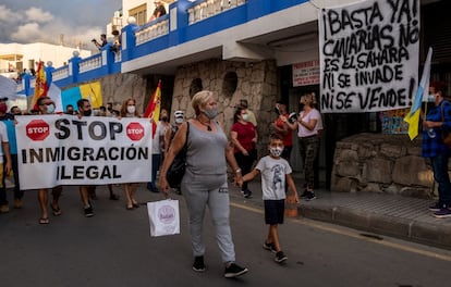 Varias personas participan en una manifestación contra los inmigrantes, en Arguineguín, localidad de Gran Canaria, en noviembre de 2021.