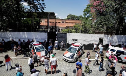 Mobilização em torno da escola de Suzano após o atentado que matou cinco estudantes e duas funcionárias.