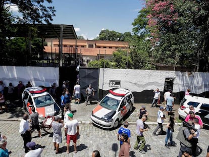 Mobilização em torno da escola de Suzano após o atentado que matou cinco estudantes e duas funcionárias.