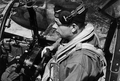 Antoine de Saint- Exupéry, en un avión durante la Segunda Guerra Mundial.