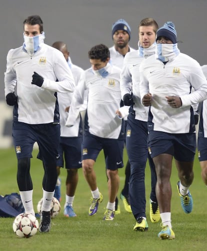 Los hombres de Pellegrini calientan en un frío día de entrenamiento.