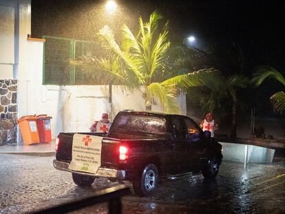 Servicios de emergencia vuelven a su camioneta luego de revisar la playa en Puerto Vallarta (México), el 10 de octubre.