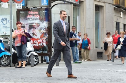 10 de octubre de 2012. El Príncipe se dirige a una de las mesas instaladas por la Cruz Roja para recoger donativos en el centro de Madrid.