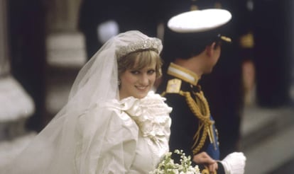 Diana e Carlos de Gales no dia de seu casamento, o 28 de julho de 1981, em Londres.