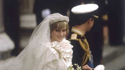 Diana e Carlos de Gales no dia de seu casamento, o 28 de julho de 1981, em Londres.