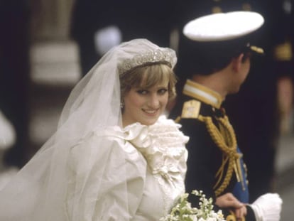 Diana e Carlos de Gales no dia de seu casamento, o 28 de julho de 1981, em Londres.