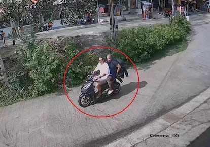 Sancho y Arrieta circulan en una motocicleta por las calles de Koh Phangan en una imagen de una cámara de seguridad facilitada por la policía tailandesa.