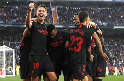 El delantero holandés Luuk de Jong (a la izquierda) celebra junto a sus compañeros su gol ante el Real Madrid.