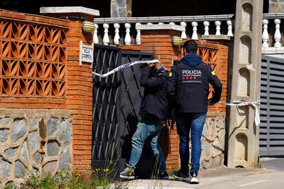 Mossos investigan en la vivienda de Molins de Rei, este viernes. 