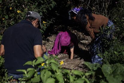 María Isabel revisa un contador junto a sus compañeros. Una vez al mes, se forman equipos de voluntarios que visitan cada casa de la comunidad para verificar los consumos.