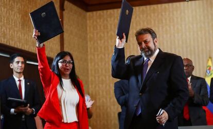 Delcy Rodríguez, vicepresidenta de Venezuela, y el diputado opositor Timoteo Zambrano tras la firma del acuerdo el lunes.
