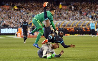 Sergio Ramos y Keylor Navas chocan con Yaya Toure, del City.