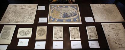 Exposición de las diez páginas de libros antiguos que fueron sustraídos de la Biblioteca Nacional, entre ellos dos mapamundis pertenecientes a la Cosmografía de Ptolomeo, de 1482.