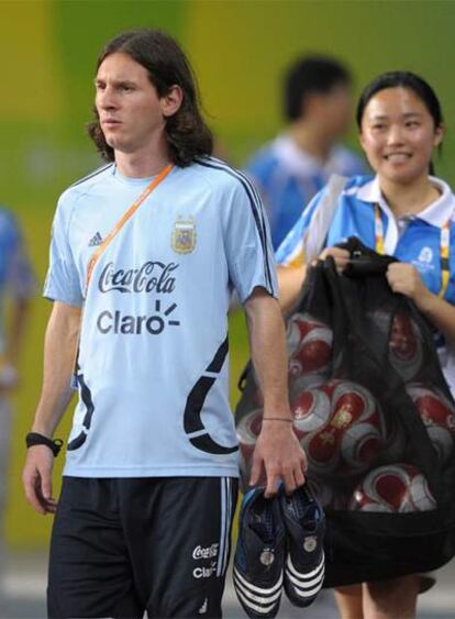 Messi, ayer, antes de comenzar el entrenamiento de Argentina en Shanghai.