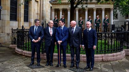 Imanol Pradales, en el centro, con los exlehendakaris.