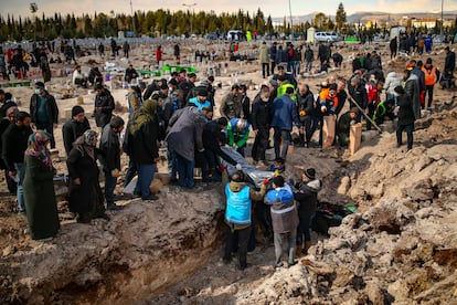 Entierro de una de las víctimas del terremoto en la ciudad turca de Adıyaman, este viernes. 