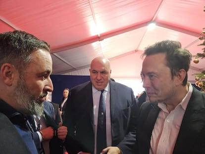 El presidente de VOX, Santiago Abascal (izquierda), y el presidente de Tesla y X (Twitter),Elon Musk (derecha), este sábado en Atreju, la fiesta de las juventudes de Hermanos de Italia.