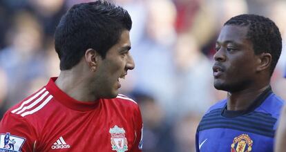 Luis Suárez (izquierda) y Evra, durante el partido, en 2011, en el que el uruguayo fue acusado de insultos racistas.