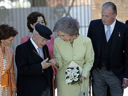 Gonzalo Rojas, junto a los Reyes y Carmen Calvo, ministra de Cultura.