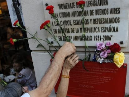 La delegaci&oacute;n espa&ntilde;ola acudi&oacute; a poner flores en la placa homenaje a los brigadistas argentinos que lucharon en la Guerra Civil espa&ntilde;ola.