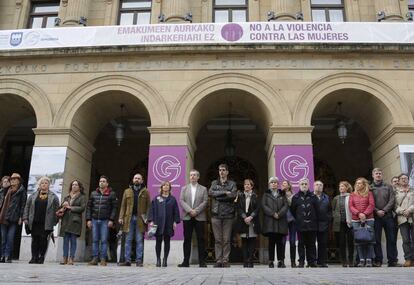 Concentración contra la violencia machista celebrada hoy frente a la Diputación de San Sebastián, en la que han participado el diputado general de Gipuzkoa, Markel Olano, la presidenta de las Juntas Generales, Eider Mendoza, y el alcalde de San Sebastián, Eneko Goia.