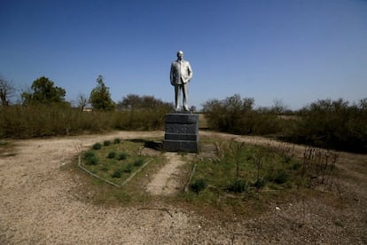 Un monumento del fundador del estado soviético Vladimir Lenin se alza en el asentamiento de Kovylnoye, Crimea.