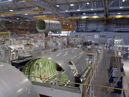 Producción de las alas de los aviones A220 en una planta de Bombardier. 