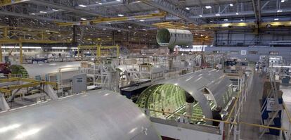 Producción de las alas de los aviones A220 en una planta de Bombardier.