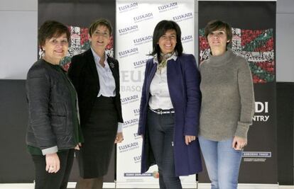La consejera de Desarrollo Económico, Arantza Tapia (segunda por la izquierda), este viernes en Bilbao.