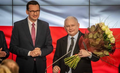 El líder del PiS, Jaroslaw Kaczynski, y el candidato y actual primer ministro Mateusz Morawiecki, este domingo.