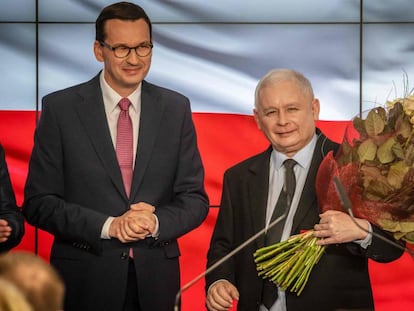 El líder del PiS, Jaroslaw Kaczynski, y el candidato y actual primer ministro Mateusz Morawiecki, este domingo.