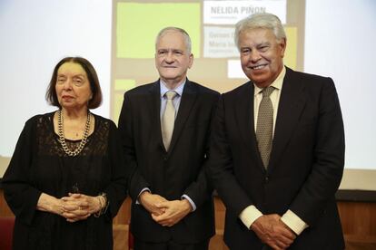 La escritora N&eacute;lida Pi&ntilde;&oacute;n, Marco Antonio Zago, rector de la Universidad de S&atilde;o Paulo, y Felipe Gonz&aacute;lez.