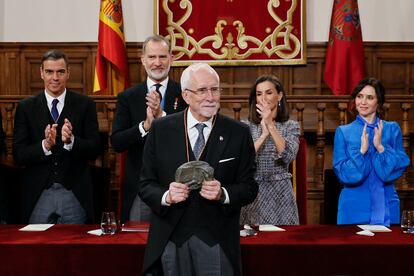 El escritor español Luis Mateo Diez (en el centro) recibe los aplausos de los reyes de España, Felipe VI y Letizia, del presidente del Gobierno, Pedro Sánchez (a la izquierda), y de la presidenta de la Comunidad de Madrid, Isabel Díaz Ayuso (a la derecha), tras recibir el Premio Cervantes 2023 durante una ceremonia celebrada este martes en el Paraninfo de la Universidad de Alcalá de Henares.